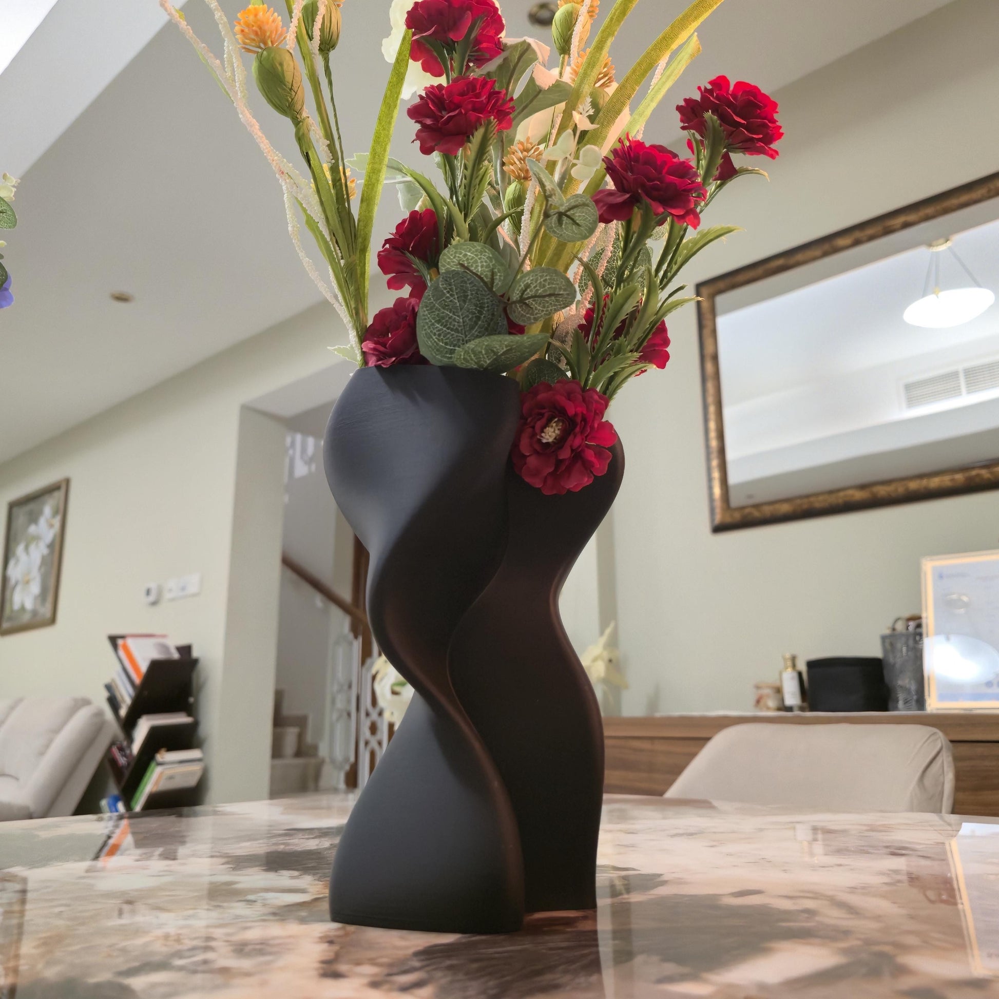 Wobbly Vase – Minimalist Decorative Flower Vase for Home, Shelf & Table Decor