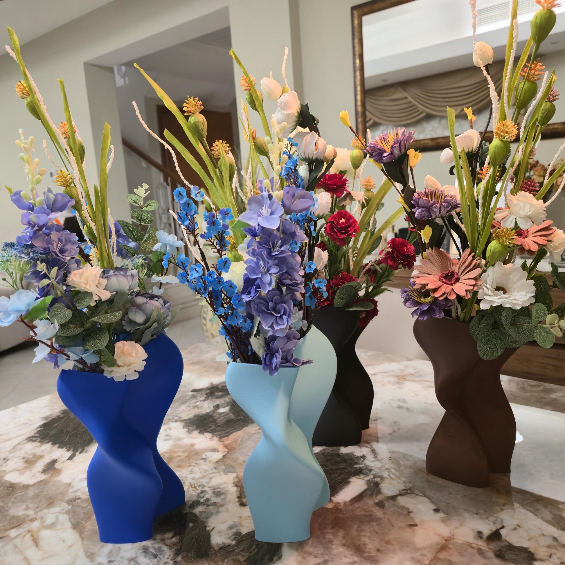 Wobbly Vase – Minimalist Decorative Flower Vase for Home, Shelf & Table Decor